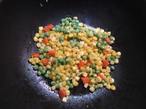 加入豌豆跟萝卜块一起翻炒片刻