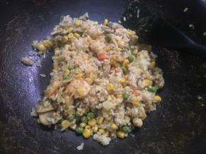 炒至美一粒米饭都裹上咖喱汁即可食用