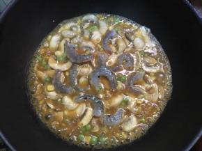 放入虾仁一起翻炒