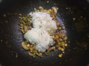 倒入隔夜米饭压散炒均