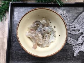 虾仁洗干净放入黑胡椒腌制一会