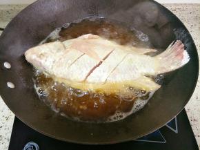 放入油锅，中小火油炸