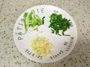 切好葱姜蒜，家里刚好没有生姜了，就没放