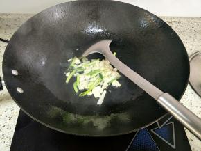 另起锅倒入少许油，下入葱头爆香