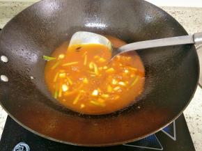 加入白糖、醋煮开，这个比例不是固定，这时候可以尝下汤汁味道，不够再加