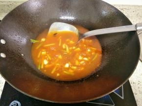 加入白糖、醋煮开，这个比例不是固定，这时候可以尝下汤汁味道，不够再加