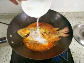 淋入适量水淀粉勾芡