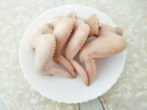 鸡翅洗净，入锅焯水捞出