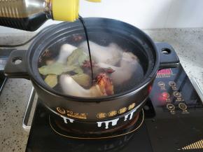 倒入适量红烧酱油