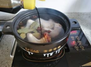 倒入适量红烧酱油