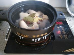把焯过水的鸡翅移入砂锅，加入适量水，下入香料