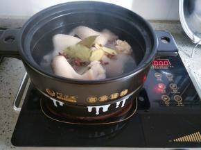 把焯过水的鸡翅移入砂锅，加入适量水，下入香料