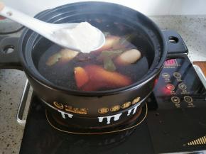 加入冰糖、盐、味精