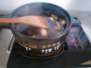 把汤汁搅拌均匀，盖上锅盖大火烧开