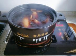汤开后品尝一下味道，汤汁要偏咸一点才好，转小火慢卤