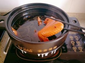 中小火卤了20分钟，焖了10分钟，鸡翅软烂入味，可以根据自己喜欢的成熟度决定