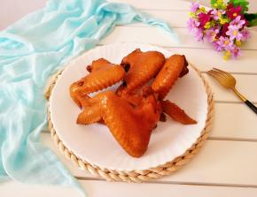 卤好的鸡翅颜色红润，一边煲电视剧，一边啃鸡翅，简直太享受~