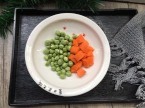 豌豆去壳取豌豆仁，胡萝卜去皮切成块状