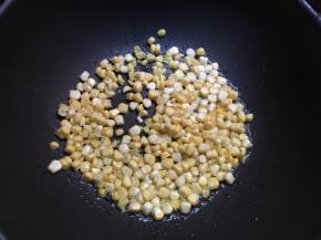 热锅倒入适量的食用油，放入玉米粒翻炒均匀