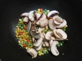 再加入口蘑一起翻炒