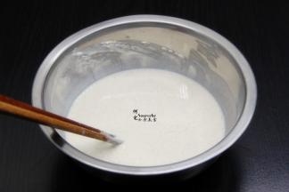 裹炸粉加入适量的水拌均；