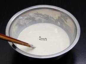 裹炸粉加入适量的水拌均；