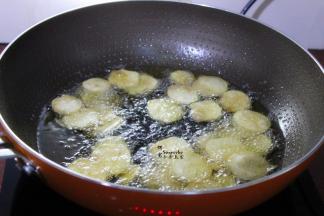 炸至金黄色，捞出