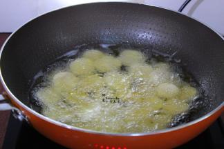 热锅，倒入适量的油，温度达到160度左右，放入薯片；