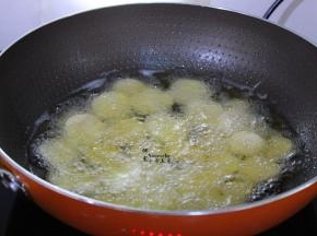 热锅，倒入适量的油，温度达到160度左右，放入薯片；
