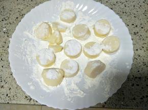 把豆腐放淀粉盘里裹上一层淀粉