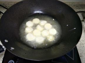 锅里倒油，放入日本豆腐油炸