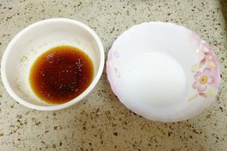 把生抽、白胡椒、白糖、盐、蚝油放一个碗里，加入少许清水调开，取适量淀粉和水调成水淀粉勾芡