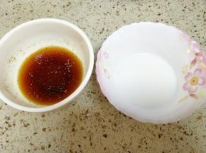 把生抽、白胡椒、白糖、盐、蚝油放一个碗里，加入少许清水调开，取适量淀粉和水调成水淀粉勾芡