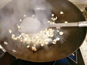 热锅下油，放入香菇翻炒