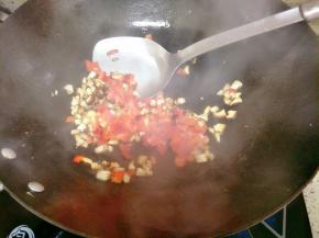加入红椒翻炒