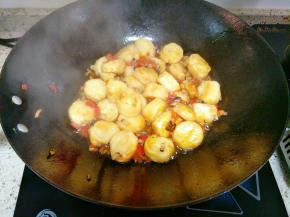 下入调料汁快速搅拌均匀