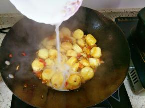 淋入水淀粉勾芡，出锅撒葱花