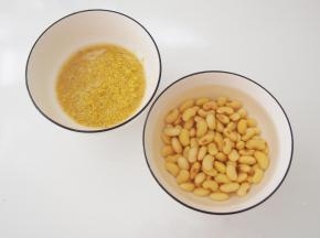 黄豆用清水泡发，小米淘洗干净
