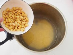 准备一只小锅，放入适量清水和小米，放入黄豆煮熟