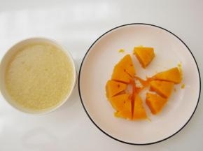 将煮好的粥准备好，南瓜蒸熟，如果不愿意蒸熟，直接将南瓜放在小米粥里煮熟也是可以的