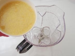 将小米粥倒入料理杯中