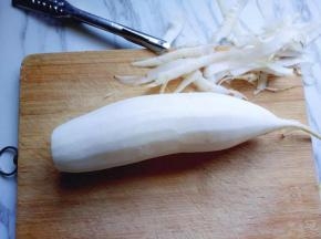 将白萝卜去皮，洗干净。