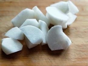 将白萝卜滚刀切块。