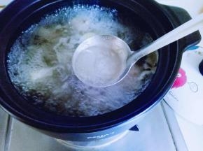烧开后用汤勺撇出沫子，转小火盖上盖子慢炖35分钟。