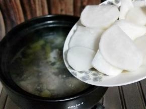 将切好的白萝卜加入锅中。