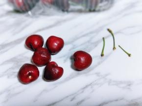 将车厘子去掉蒂。