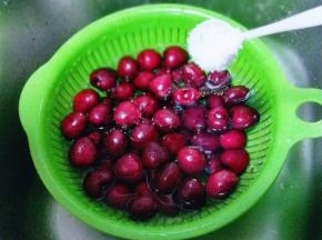 换清水，再加入盐，泡10分钟。