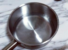 锅中加入清水，不要加太多。