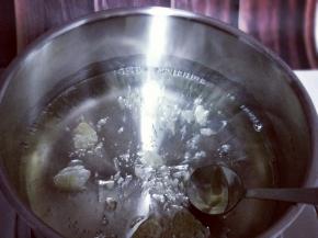 开火将水烧开冰糖融化。