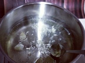 开火将水烧开冰糖融化。